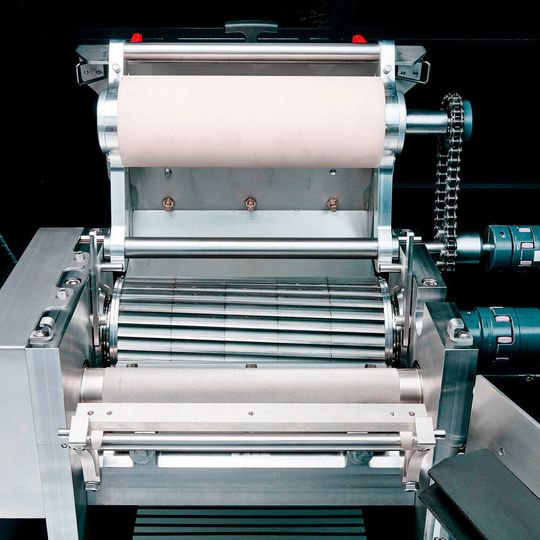 Der Stranggranulator SP 240 ist mit einer neuen Technologie zur Schneidspalteinstellung ausgestattet, die eine schnellere und komfortablere Justierung ermöglicht. Der Stranggranulator SP 240 ist mit einer neuen Technologie zur Schneidspalteinstellung ausgestattet, die eine schnellere und komfortablere Justierung ermöglicht.
