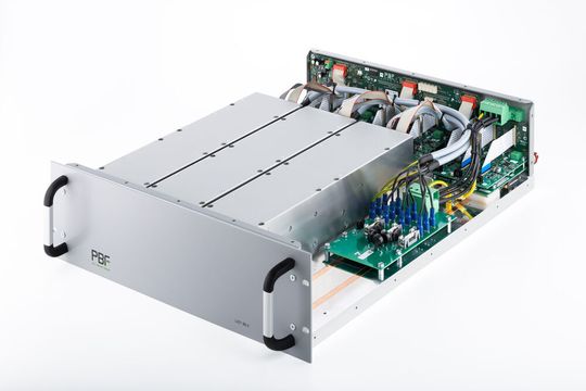 Die High-Power-Laserdioden-Treiberplattform bietet drei bis zwölf Ausgangskanäle und je Kanal maximal 18 A/50 V. Die High-Power-Laserdioden-Treiberplattform bietet drei bis zwölf Ausgangskanäle und je Kanal maximal 18 A/50 V.