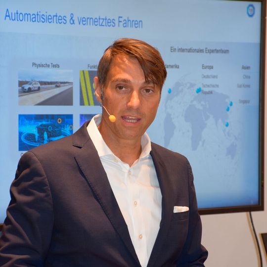 Patrick Fruth, CEO der Division Mobility beim TÜV Süd, erläuterte auf der IAA-Pressekonferenz, wie sich die Sachverständigenorganisation auf die Mobilität der Zukunft vorbereit. Patrick Fruth, CEO der Division Mobility beim TÜV Süd, erläuterte auf der IAA-Pressekonferenz, wie sich die Sachverständigenorganisation auf die Mobilität der Zukunft vorbereit.