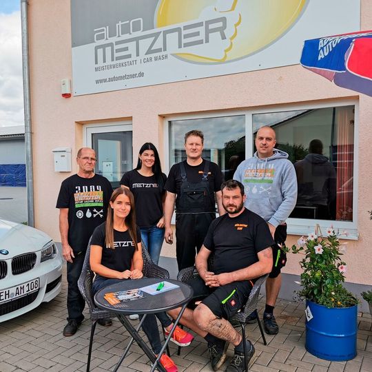 „Hier steht mein Name drauf, und da kommt auch sonst nichts hin“: Der Betrieb der Metzners ist ein echter „Freier“ und gehört keinem Werkstattsystem an. „Hier steht mein Name drauf, und da kommt auch sonst nichts hin“: Der Betrieb der Metzners ist ein echter „Freier“ und gehört keinem Werkstattsystem an.