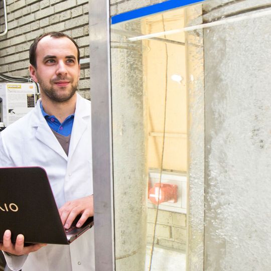 Christian Witz vom Institut für Prozess- und Partikeltechnik der TU Graz bei der Arbeit, vor einem Plexiglas-Modell eines gerührten und begasten (Bio-)Reaktors . Christian Witz vom Institut für Prozess- und Partikeltechnik der TU Graz bei der Arbeit, vor einem Plexiglas-Modell eines gerührten und begasten (Bio-)Reaktors .