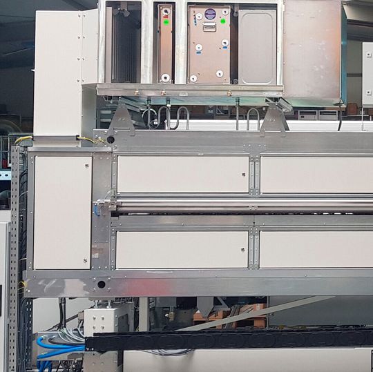 In Bretten wird das Modell EQS.41 gezeigt. Die höhenverstellbar auf den Grundrahmen montierte Sprühkammer beherbergt zwei aus einem Eckardt-Aluminium-Profil gefertigte Sprühbalken, die jeweils mit 41 einzeln einstellbaren Sprühdüsen bestückt sind. In Bretten wird das Modell EQS.41 gezeigt. Die höhenverstellbar auf den Grundrahmen montierte Sprühkammer beherbergt zwei aus einem Eckardt-Aluminium-Profil gefertigte Sprühbalken, die jeweils mit 41 einzeln einstellbaren Sprühdüsen bestückt sind.