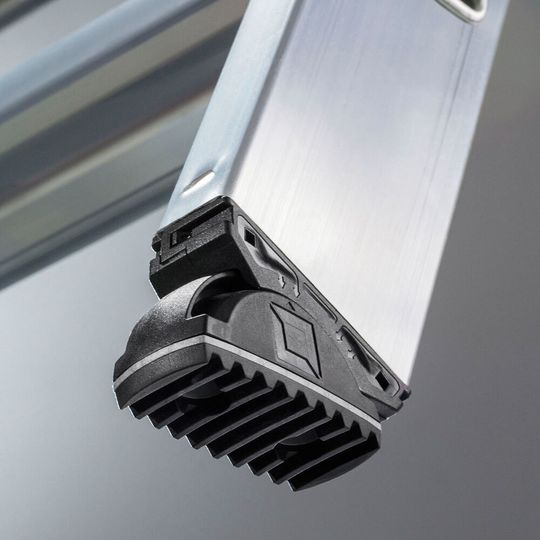 Ein Plus an Arbeitssicherheit und Flexibilität bietet die neue Generation des Leiterschuhs Nivello der Günzburger Steigtechnik, der eine patentierte 2-Achsen-Neigungstechnik im integrierten Gelenk und ein neues Konzept von wechselbaren Fußplatten bietet. Ein Plus an Arbeitssicherheit und Flexibilität bietet die neue Generation des Leiterschuhs Nivello der Günzburger Steigtechnik, der eine patentierte 2-Achsen-Neigungstechnik im integrierten Gelenk und ein neues Konzept von wechselbaren Fußplatten bietet.
