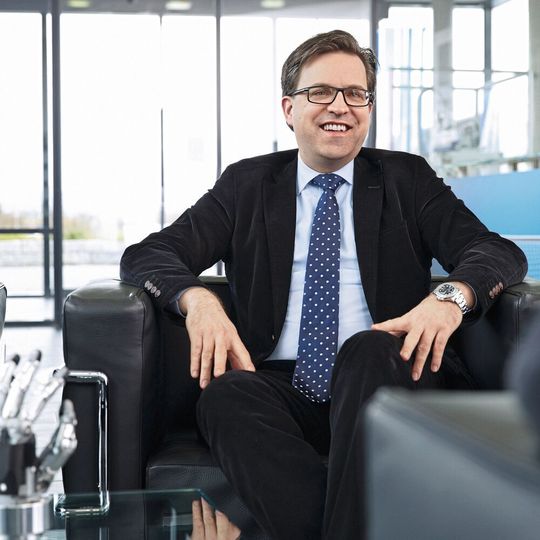 „Drei Schlüsselthemen werden die industrielle Fertigung in den kommenden fünf Jahren prägen“, sagt Henrik A. Schunk, der geschäftsführende Gesellschafter des Unternehmens. „Drei Schlüsselthemen werden die industrielle Fertigung in den kommenden fünf Jahren prägen“, sagt Henrik A. Schunk, der geschäftsführende Gesellschafter des Unternehmens.