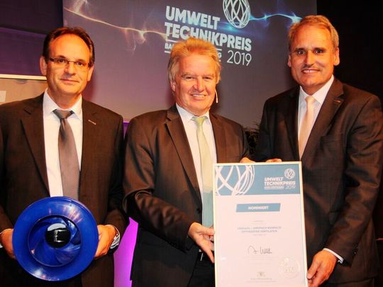 Umweltminister Franz Untersteller (Mitte) überreicht Ziehl-Abegg-Entwicklungschef Dr. Walter Angelis (rechts) und Entwickler Andreas Groß die Urkunde bei der Preisverleihung zum Umwelttechnikpreis in der Kategorie Materialeffizienz des Landes Baden-Württemberg 2019. Umweltminister Franz Untersteller (Mitte) überreicht Ziehl-Abegg-Entwicklungschef Dr. Walter Angelis (rechts) und Entwickler Andreas Groß die Urkunde bei der Preisverleihung zum Umwelttechnikpreis in der Kategorie Materialeffizienz des Landes Baden-Württemberg 2019.