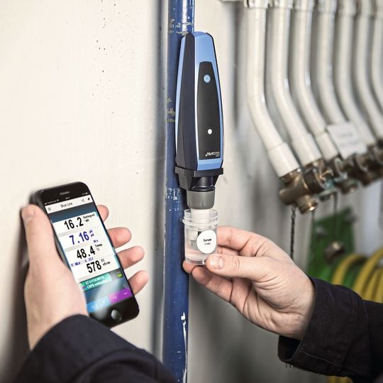 Das Capbs sens WQ 10 von Afriso überträgt die Messwerte per Bluetooth direkt auf das Smartphone oder Tablet. Das Capbs sens WQ 10 von Afriso überträgt die Messwerte per Bluetooth direkt auf das Smartphone oder Tablet.