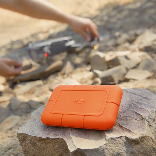 LaCie Rugged SSD – 1 oder 2 Terabyte, geländetauglich. LaCie Rugged SSD – 1 oder 2 Terabyte, geländetauglich.