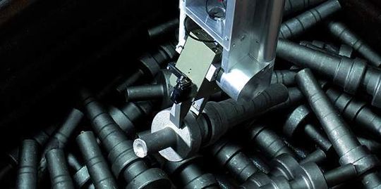Griff in die Kiste: Bei der Beladung von Maschinen erfolgt die Entnahme häufig aus Behältern, in denen die Werkstücke chaotisch gelagert werden. Bild: Fraunhofer Griff in die Kiste: Bei der Beladung von Maschinen erfolgt die Entnahme häufig aus Behältern, in denen die Werkstücke chaotisch gelagert werden. Bild: Fraunhofer