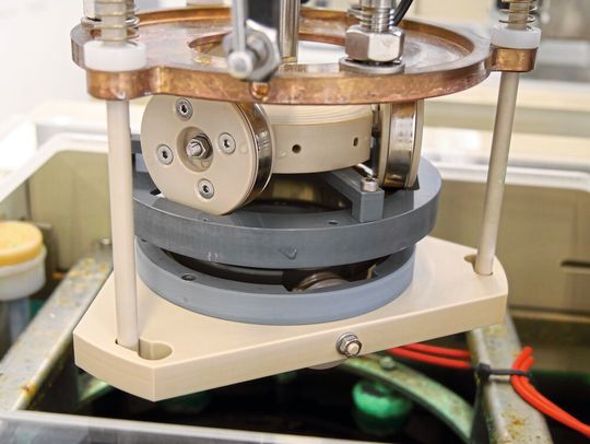 Neben der neuartigen Beschichtung haben die Forscher auch eine Vorrichtung entwickelt, mit der die galvanische Metallschicht auf das Wälzlager abgeschieden wird. Neben der neuartigen Beschichtung haben die Forscher auch eine Vorrichtung entwickelt, mit der die galvanische Metallschicht auf das Wälzlager abgeschieden wird.