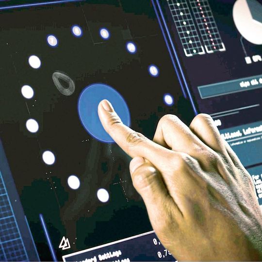 Touch-Eingabe: In Industrie und Medizin darf ein Bediener keine Fehlfunktion auslösen. Dazu werten die integrierten Controller neben der Berührung auch die Betätigungskraft aus. Touch-Eingabe: In Industrie und Medizin darf ein Bediener keine Fehlfunktion auslösen. Dazu werten die integrierten Controller neben der Berührung auch die Betätigungskraft aus.