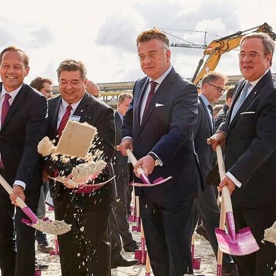 Offizieller Spatenstich des neuen Polyamid-12-Komplexes von Evonik in Marl. Offizieller Spatenstich des neuen Polyamid-12-Komplexes von Evonik in Marl.
