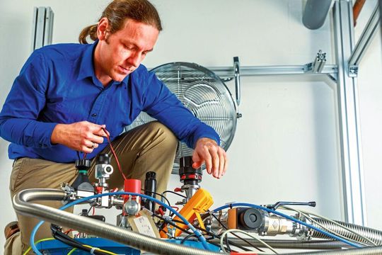 Dr. Tino Gottschall forscht am Hochfeld-Magnetlabor Dresden an magnetokalorischen Materialien. Dr. Tino Gottschall forscht am Hochfeld-Magnetlabor Dresden an magnetokalorischen Materialien.