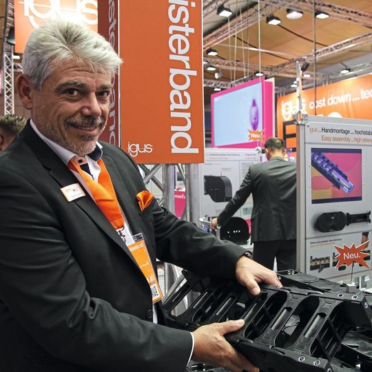 Markus Kogelmann, Branchenmanager Werkzeugmaschienn bei Igus, zeigt, wie einfach die Energiekette zu öffnen und zu schließen ist. Markus Kogelmann, Branchenmanager Werkzeugmaschienn bei Igus, zeigt, wie einfach die Energiekette zu öffnen und zu schließen ist.