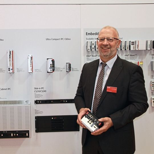 Dipl.-Ing. Frank Saueressig, Beckhoff-Niederlassungsleiter in Balingen präsentiert den Ultra-Kompakt-Industrie-PC C6032. Dipl.-Ing. Frank Saueressig, Beckhoff-Niederlassungsleiter in Balingen präsentiert den Ultra-Kompakt-Industrie-PC C6032.
