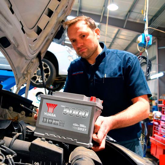 Mit der Online-Batteriesuchfunktion auf www.fit.yuasa.com findet der Monteur schnell die passende Batterie. Mit der Online-Batteriesuchfunktion auf www.fit.yuasa.com findet der Monteur schnell die passende Batterie.