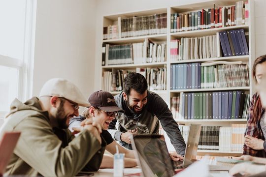 Gerade in Zeiten des Fachkräftemangels müssen sich Unternehmen positiv von ihrer Konkurrenz abheben. Wollen Arbeitgeber Mitarbeiterbindung und Zufriedenheit steigern, müssen sie hier ansetzen und Flächen neu gestalten. Gerade in Zeiten des Fachkräftemangels müssen sich Unternehmen positiv von ihrer Konkurrenz abheben. Wollen Arbeitgeber Mitarbeiterbindung und Zufriedenheit steigern, müssen sie hier ansetzen und Flächen neu gestalten.