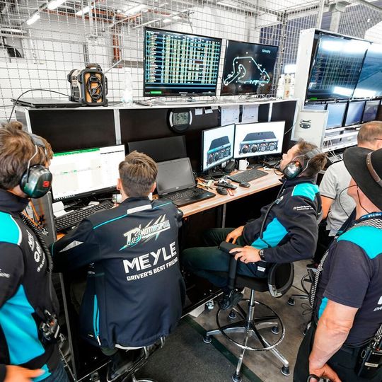 Beim Engagement im Motorsport können wertvolle Erkenntnisse gesammt werden, die auch dem Einsatz im Straßenverkehr zu Gute kommen. Beim Engagement im Motorsport können wertvolle Erkenntnisse gesammt werden, die auch dem Einsatz im Straßenverkehr zu Gute kommen.