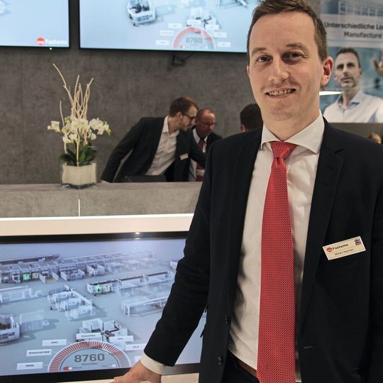 Mikko Nyman, CEO der Fastems Oy Ab in Tampere (Finnland): „Indem wir uns auf das Entwickeln und Einführen unserer Manufacturing Management Software konzentrieren, unternehmen wir genau die entscheidenden Schritte, um die Fertigungsindustrie durch Digitalisierung, Robotereinsatz und Integration zu revolutionieren“ Mikko Nyman, CEO der Fastems Oy Ab in Tampere (Finnland): „Indem wir uns auf das Entwickeln und Einführen unserer Manufacturing Management Software konzentrieren, unternehmen wir genau die entscheidenden Schritte, um die Fertigungsindustrie durch Digitalisierung, Robotereinsatz und Integration zu revolutionieren“