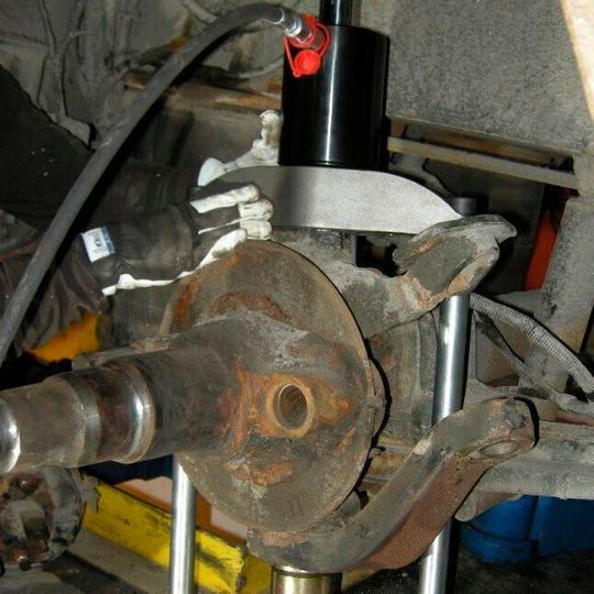 Schon lange im Vertriebsprogramm sind die hydraulischen Werkzeuge von Wallmek. Sie sparen Zeit und senken Kosten, da viele Arbeiten direkt am Fahrzeug ausgeführt werden können. Zeitaufwändige Ausbauten entfallen wie z.B. beim Abziehen der Bremsscheiben, insbesondere bei Volvo/DAF/Renault-Fahrzeugen, beim Auspressen von Achsschenkelbolzen, dem Tausch der Radlager, insbesondere bei Transportern Schon lange im Vertriebsprogramm sind die hydraulischen Werkzeuge von Wallmek. Sie sparen Zeit und senken Kosten, da viele Arbeiten direkt am Fahrzeug ausgeführt werden können. Zeitaufwändige Ausbauten entfallen wie z.B. beim Abziehen der Bremsscheiben, insbesondere bei Volvo/DAF/Renault-Fahrzeugen, beim Auspressen von Achsschenkelbolzen, dem Tausch der Radlager, insbesondere bei Transportern