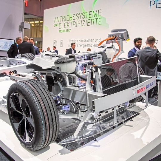Bosch zeigt auf der IAA 2019 mit dem Rolling Chassis eine E-Fahrzeugbasis, auf der andere Autohersteller in kurzer Zeit neue E-Fahrzeuge entwickeln können. Bosch zeigt auf der IAA 2019 mit dem Rolling Chassis eine E-Fahrzeugbasis, auf der andere Autohersteller in kurzer Zeit neue E-Fahrzeuge entwickeln können.