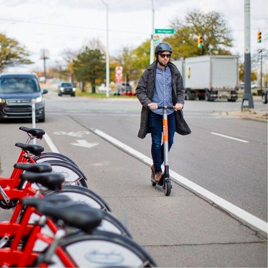 Der Verband der TÜV sieht durch E-Scooter die Verkehrssicherheit gefährdet und fodert diverse Sicherheitsvorgaben. Der Verband der TÜV sieht durch E-Scooter die Verkehrssicherheit gefährdet und fodert diverse Sicherheitsvorgaben.