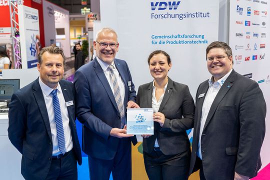 Auf der EMO zeichnet der VDW das „Projekt des Jahres“ aus (v.l.): Jürgen Kreschel (Gleason), Stefan Brand (VDW), Julia Mazak (RWTH Aachen) und Alexander Broos (VDW). Auf der EMO zeichnet der VDW das „Projekt des Jahres“ aus (v.l.): Jürgen Kreschel (Gleason), Stefan Brand (VDW), Julia Mazak (RWTH Aachen) und Alexander Broos (VDW).