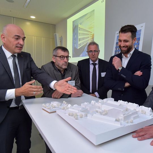 Ulrich S Schubert (CEEC Jena), Jenas Uni-Präsident Walter Rosenthal, Bernd Ebersold vom Thüringer Wissenschaftsministerium und Architekt Hubert Juranek (v.l.n.r.) vor dem Modell der Neubauten für das Center for Energy and Environmental Chemistry Jena II an der Friedrich-Schiller-Universität Jena. Ulrich S Schubert (CEEC Jena), Jenas Uni-Präsident Walter Rosenthal, Bernd Ebersold vom Thüringer Wissenschaftsministerium und Architekt Hubert Juranek (v.l.n.r.) vor dem Modell der Neubauten für das Center for Energy and Environmental Chemistry Jena II an der Friedrich-Schiller-Universität Jena.