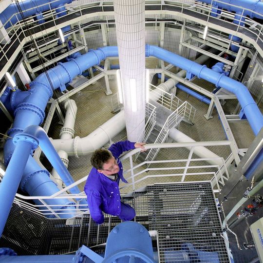 Verteilerbauwerk in der Hochbehälteranlage Hassloch bei Rüsselsheim Verteilerbauwerk in der Hochbehälteranlage Hassloch bei Rüsselsheim