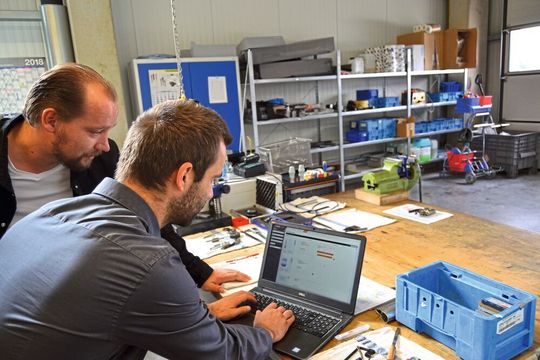 In vielen Unternehmen lassen sich durch eine verbesserte Kommunikation zwischen allen Beteiligten – nicht nur zwischen Entwicklung und Fertigung – die Kosten senken. In vielen Unternehmen lassen sich durch eine verbesserte Kommunikation zwischen allen Beteiligten – nicht nur zwischen Entwicklung und Fertigung – die Kosten senken.