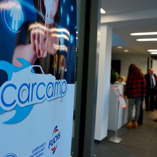 Nur wenige Autohäuser verfügen heute über eine Digitalstrategie: Der ZDK stellte dazu eine Digitalisierungsumfrage auf dem Fachkongress „Carcamp“ in Mannheim vor. Nur wenige Autohäuser verfügen heute über eine Digitalstrategie: Der ZDK stellte dazu eine Digitalisierungsumfrage auf dem Fachkongress „Carcamp“ in Mannheim vor.