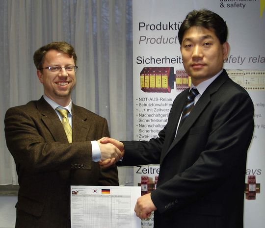 Den Vertrag besiegelt: Oliver Riese, Geschäftsführer riese electronic und LS-Geschäftsführer Yong-Woon Sohn. Den Vertrag besiegelt: Oliver Riese, Geschäftsführer riese electronic und LS-Geschäftsführer Yong-Woon Sohn.