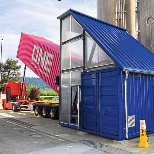 Die Anlage wird in einem kleinen Container auf 25m² Fläche eingehaust. Die Anlage wird in einem kleinen Container auf 25m² Fläche eingehaust.