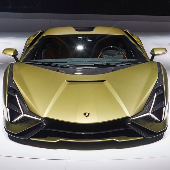 Lamborghini setzt sich auf der IAA 2019 mit dem Sián in Szene. Lamborghini setzt sich auf der IAA 2019 mit dem Sián in Szene.