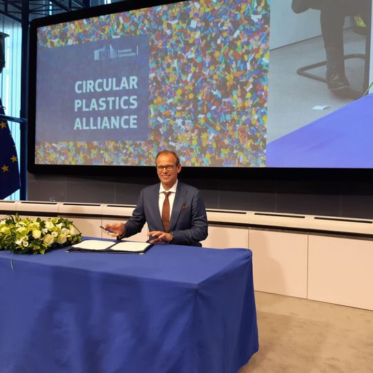 Dr. Christoph Sievering von Covestro besiegelte den Beitritt des Unternehmens zur Circular Plastics Alliance. Dr. Christoph Sievering von Covestro besiegelte den Beitritt des Unternehmens zur Circular Plastics Alliance.