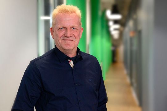 Carsten Krebs ist Key-Account mit Schwerpunkt E-Mobilität bei der Elektrosil GmbH und sein gesamtes Berufsleben im Bereich innovativer, anwendungsspezifischer Lösungen aktiv; in der Vergangenheit u. a. mit Ultraschall-Verfahrensbeschleunigern, Elektroinstallations-, Kommunikations-, Sicherungs- und Lichtsystemen. Seit August 2015 arbeitet er für Elektrosil und MCS.