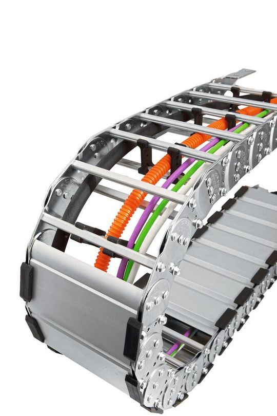 Für Einsatzfälle, wo über kürzere Strecken mehrere unterschiedliche Medien zusammen übertragen werden sollen, hat Hartmann & König neue Energieketten im Programm.