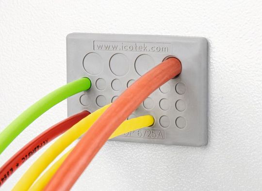 Die werkzeugfrei montierbaren Kabeldurchführungsplatten KEL-DP 6 und KEL-DP 16 eignen sich für Blechstärken von 1,5 mm bis 2,5 mm.