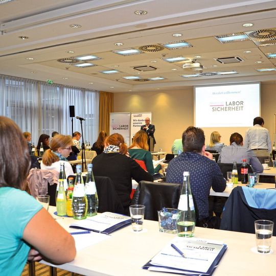 LP-Chefredakteur Marc Platthaus begrüßt die Teilnehmer des Praxistages Laborsicherheit am 19. September in Köln. LP-Chefredakteur Marc Platthaus begrüßt die Teilnehmer des Praxistages Laborsicherheit am 19. September in Köln.