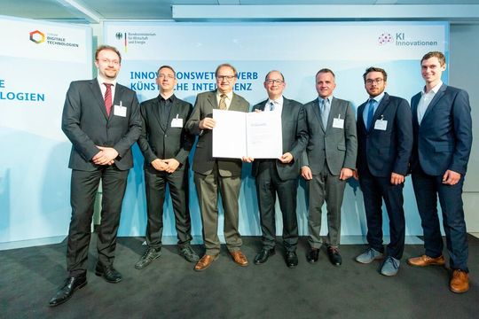 v.l.n.r. Prof. Dr. Jens Lehmann (Fraunhofer IAIS), Prof. Dr. Andreas Both (Datev eG), Dr. Bernhard Grill (Fraunhofer IIS), Dr. Joachim Köhler (Fraunhofer IAIS), Oliver Hellmuth (Fraunhofer IIS), Johannes Fischer (Fraunhofer IIS), David Laqua (Fraunhofer IAIS)