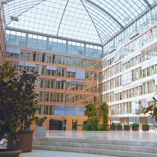 Im Haus der Deutschen Wirtschaft in Berlin sind seit 1999 die drei Spitzenorganisationen der deutschen Wirtschaft BDI, BDA und DIHK unter einem Dach vereint. Im Haus der Deutschen Wirtschaft in Berlin sind seit 1999 die drei Spitzenorganisationen der deutschen Wirtschaft BDI, BDA und DIHK unter einem Dach vereint.