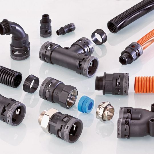 Kabelschutz: Die flexiblen Wellrohre und Fittings aus hochwertigem Polyamid sind praxisorientiert ausgelegt und decken ein sehr großes Anwendungsspektrum in der Industrie ab. Kabelschutz: Die flexiblen Wellrohre und Fittings aus hochwertigem Polyamid sind praxisorientiert ausgelegt und decken ein sehr großes Anwendungsspektrum in der Industrie ab.