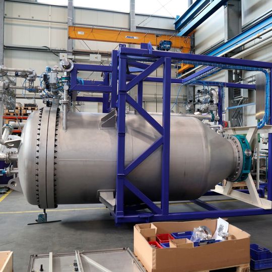 Der Kerzenfilter ist eine kompakte Einheit, arbeitet vollautomatisch und erlaubt hohe Durchsatzleistungen. Der Kerzenfilter ist eine kompakte Einheit, arbeitet vollautomatisch und erlaubt hohe Durchsatzleistungen.