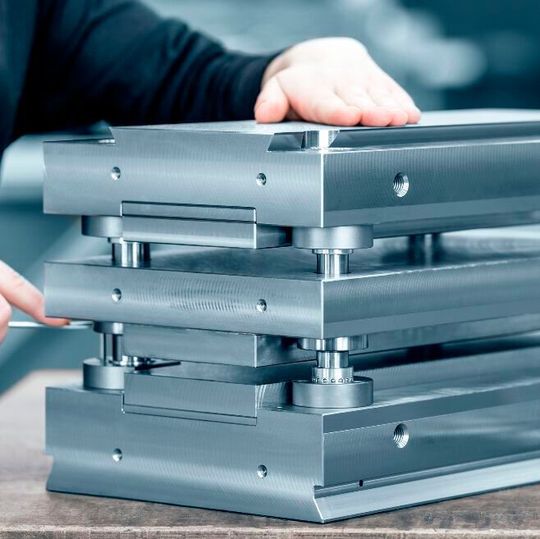 Das SBP-Stanzbiegegestell mit gefederter Führungsplatte von Meusburger. Das SBP-Stanzbiegegestell mit gefederter Führungsplatte von Meusburger.