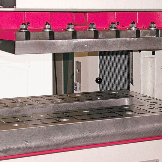 Komponenten wie diese Magnetspannplatten sind während der Messe live auf einer „Top Line 2000“-Presse von Andritz Kaiser im Einsatz zu sehen. Komponenten wie diese Magnetspannplatten sind während der Messe live auf einer „Top Line 2000“-Presse von Andritz Kaiser im Einsatz zu sehen.