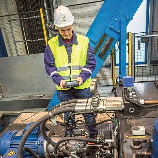 Ein Mitarbeiter von Bilfinger Maintenance führt Wartungsarbeiten an Pumpen durch. Ein Mitarbeiter von Bilfinger Maintenance führt Wartungsarbeiten an Pumpen durch.