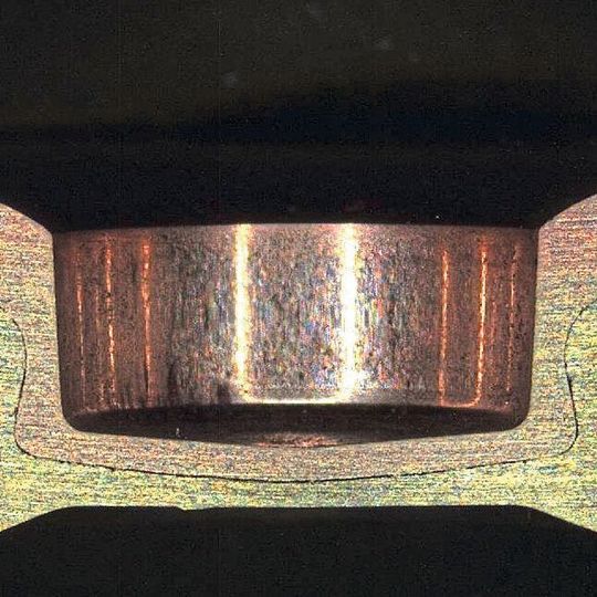 Über den Form- und Kraftschluss hinaus entsteht beim Clinchen auch Stoffschluss in Form von metallischen Mikrokontakten. Über den Form- und Kraftschluss hinaus entsteht beim Clinchen auch Stoffschluss in Form von metallischen Mikrokontakten.