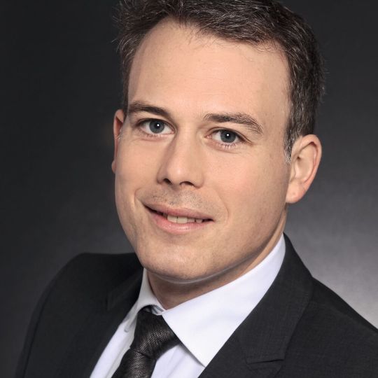 Dipl.-Wirtsch.-Ing. (FH)
Kai Kohler ist Global Key Account Manager und verantwortet auch das Produktmanagement der Zimmer Group in Rheinau. Das Unternehmen bietet aktuell fünf Produktfamilien und 20 Greiftertypen für die Bestückung von MRK-Robotern an. Dipl.-Wirtsch.-Ing. (FH)
Kai Kohler ist Global Key Account Manager und verantwortet auch das Produktmanagement der Zimmer Group in Rheinau. Das Unternehmen bietet aktuell fünf Produktfamilien und 20 Greiftertypen für die Bestückung von MRK-Robotern an.