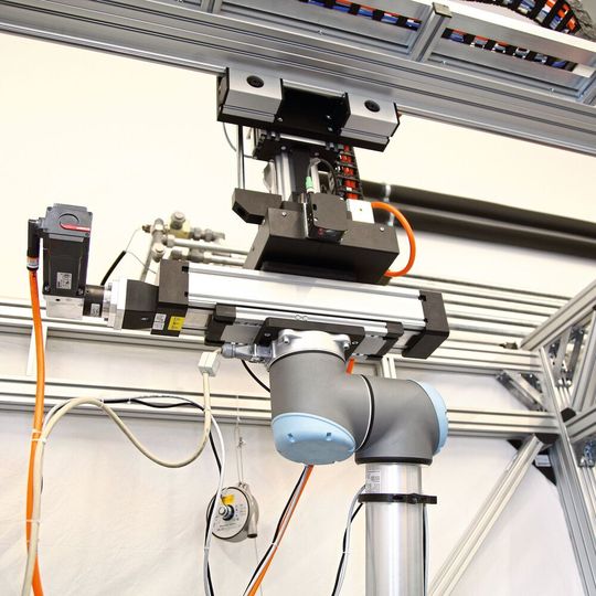 Eine sensorische Steuerung synchronisiert Bewegungen von Portal und Cobot und erleichtert Anpassungen. Eine sensorische Steuerung synchronisiert Bewegungen von Portal und Cobot und erleichtert Anpassungen.