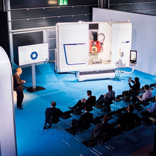 In den 13 Technologiepräsentationen und konnten Besucher die neuesten Maschinen und Lösungen der acht Unternehmensmarken erleben. In den 13 Technologiepräsentationen und konnten Besucher die neuesten Maschinen und Lösungen der acht Unternehmensmarken erleben.
