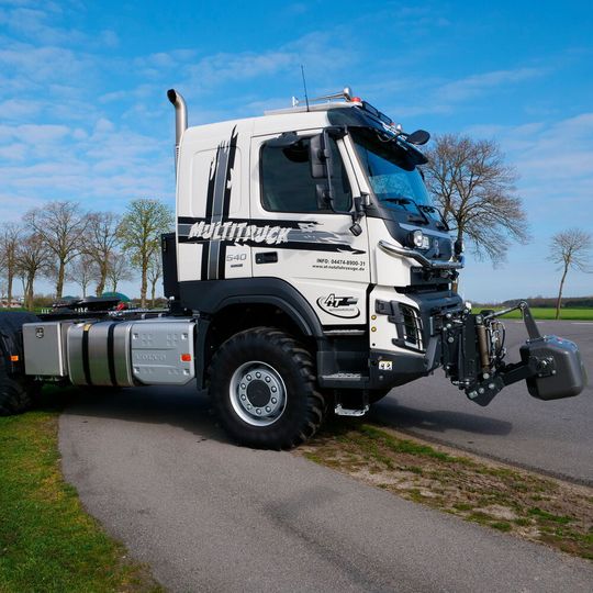 Der Multitruck auf Basis des Volvo FMX 540 erfüllt alle Voraussetzungen für den landwirtschaftlichen Einsatz iwie on the road. Der Multitruck auf Basis des Volvo FMX 540 erfüllt alle Voraussetzungen für den landwirtschaftlichen Einsatz iwie on the road.